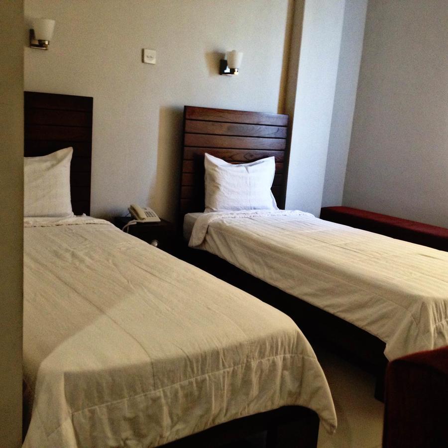 Greensa Inn Surabaya Bagian luar foto